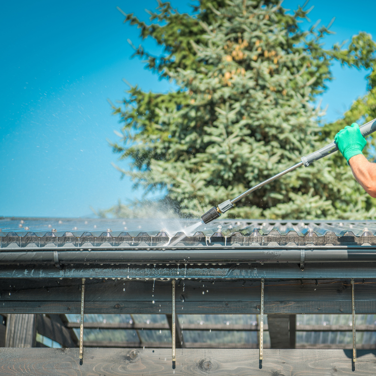 Gutter Cleaning in Farmington Hills, Michigan Gutter Cleaning in Farmington Hills, Michigan